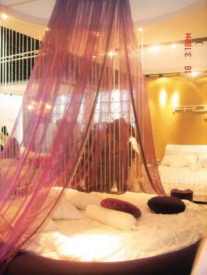 煙花三月看家具展上風(fēng)情大片