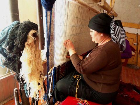 手工地毯“織”出希望人生