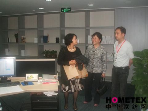 羽絨工業(yè)協(xié)會(huì)秘書(shū)長(zhǎng)蒞臨艾萊依參觀指導(dǎo)