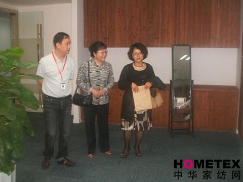 羽絨工業(yè)協(xié)會(huì)秘書(shū)長(zhǎng)蒞臨艾萊依參觀指導(dǎo)