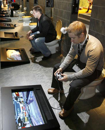 如“廁”至寶廁所里打游戲