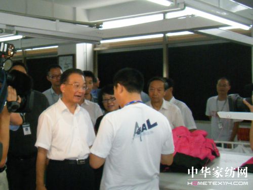 溫總理為艾萊依許下心愿