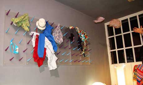 卷卷卷 卷到亂七八糟的字母書架 想不到的懶人刀山衣架