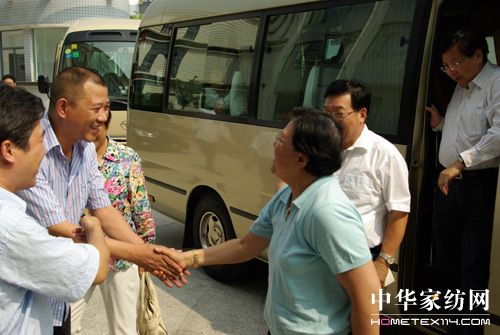 范徐麗泰一行視察藍(lán)絲羽家紡