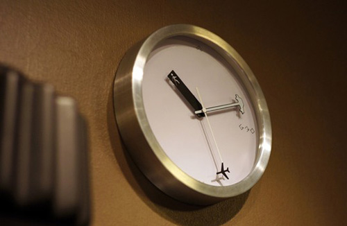 創(chuàng)意時(shí)鐘邁向幸福的徒步者