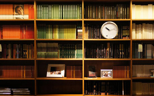 創(chuàng)意時(shí)鐘邁向幸福的徒步者