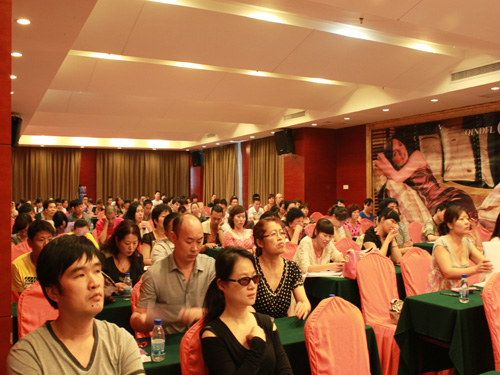 情定法拉家紡成功召開(kāi)2012年訂貨會(huì)