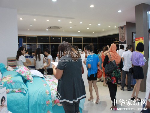 情定法拉家紡成功召開(kāi)2012年訂貨會(huì)