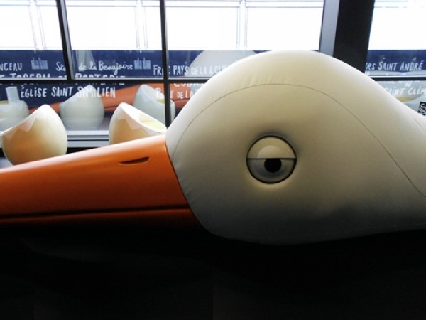 獨特鳥蛋座椅法國南特市鳥巢酒吧