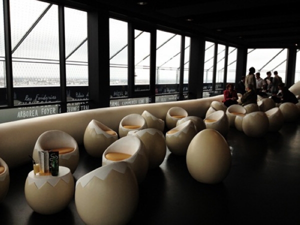 獨(dú)特鳥蛋座椅法國南特市鳥巢酒吧