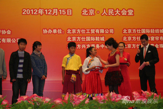 趙雅芝為玉樹災民學生送善款