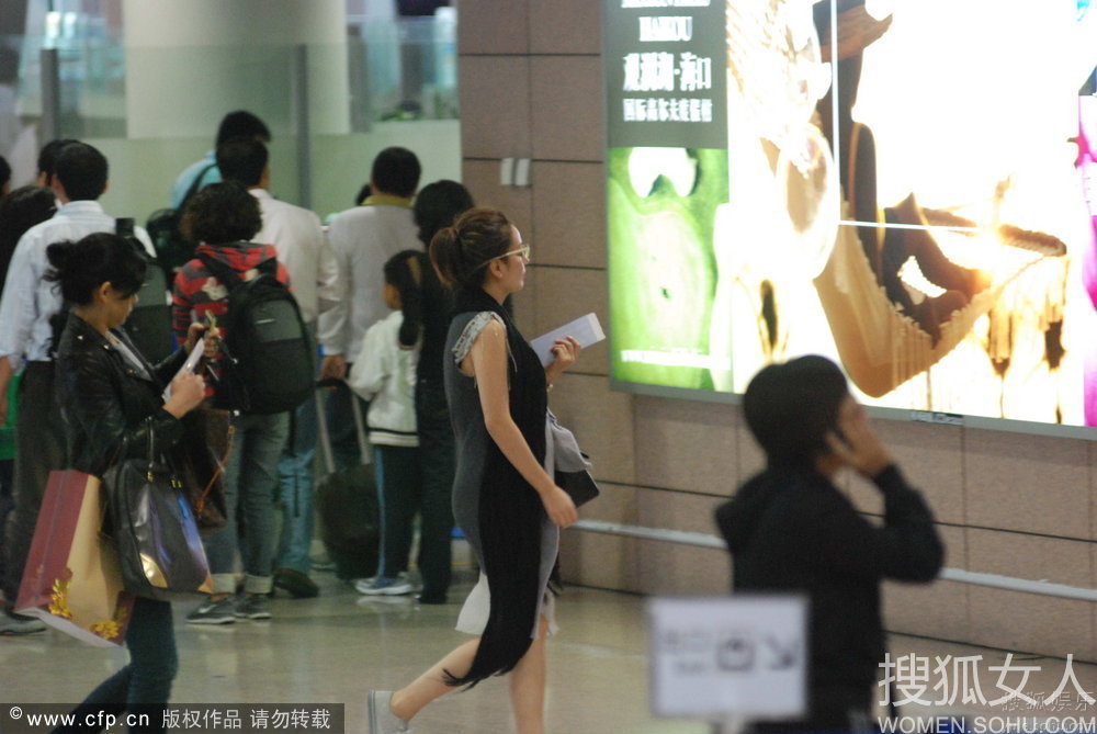 趙薇冬天穿背心球鞋墨鏡超平凡