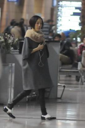 43歲陳魯豫機場暴瘦身材再惹非議