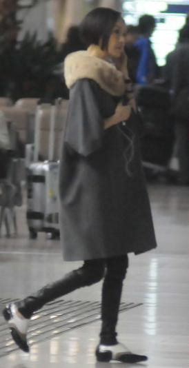 43歲陳魯豫機(jī)場(chǎng)暴瘦身材再惹非議