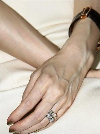 43歲陳魯豫機場暴瘦身材再惹非議