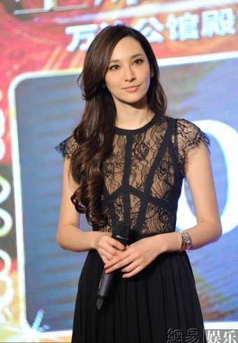吳佩慈著蕾絲透視裙出席活動(dòng)