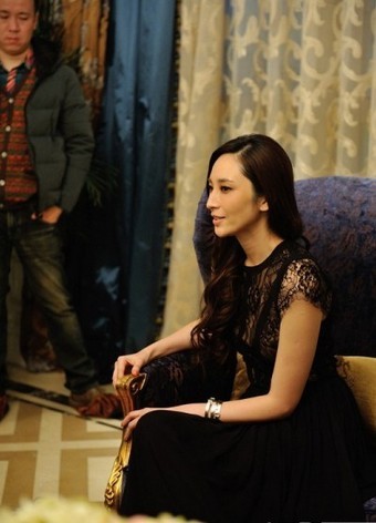 吳佩慈著蕾絲透視裙出席活動(dòng)