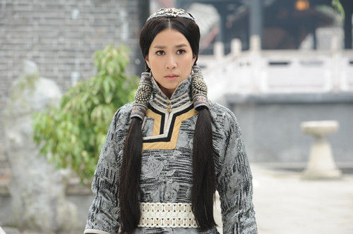 佘詩曼冒風沙拍"建元"保濕有高招