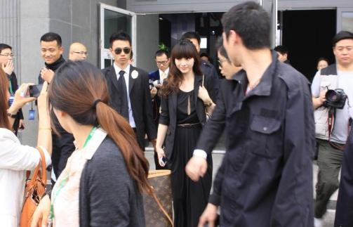 �R���P�I(l��ng)�10��Ů�Ǳ��S���PK