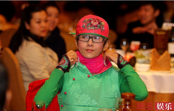 楊麗萍出席慶功宴與眾人推杯換盞