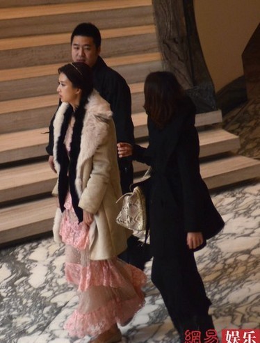 林志玲著半透視長裙現身酒店