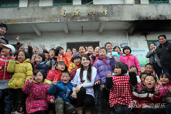 伊能靜投身公益帶領(lǐng)孩子們讀書(shū)