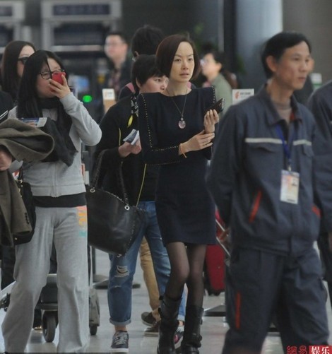 陳魯豫著黑絲現(xiàn)身機(jī)場(chǎng)