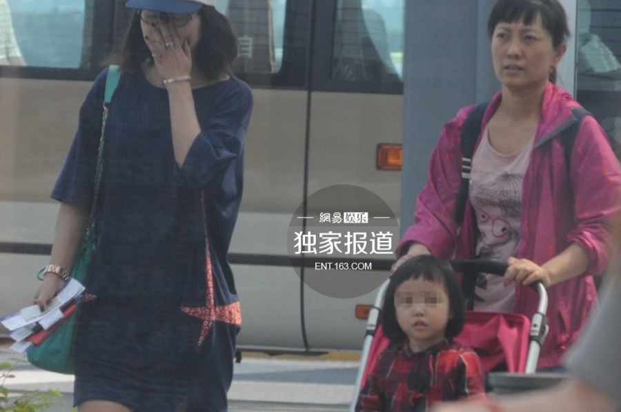 趙薇攜女現(xiàn)身機場 為防偷拍分開而行