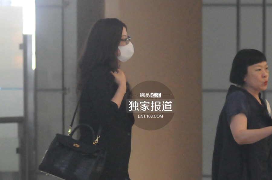 趙薇攜女現(xiàn)身機(jī)場(chǎng)為防偷拍分開而行