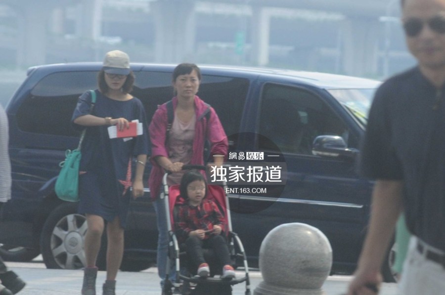 趙薇攜女現(xiàn)身機(jī)場(chǎng)為防偷拍分開而行
