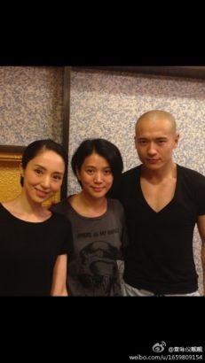 董璇探班高云翔新劇 夫婦倆與袁詠儀合影