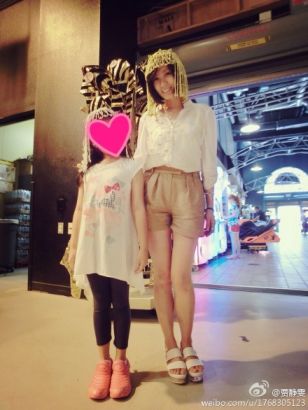 賈靜雯帶女兒游迪士尼被贊似姐妹