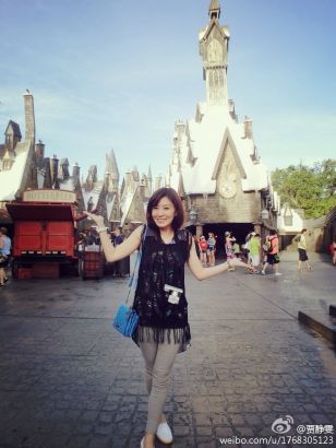 賈靜雯帶女兒游迪士尼被贊似姐妹