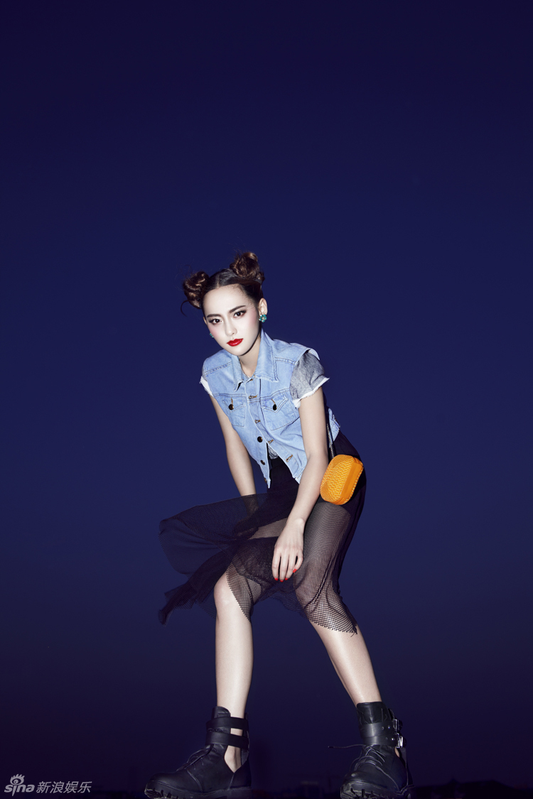 張嘉倪拍寫真百變造型張揚(yáng)夏日熱情