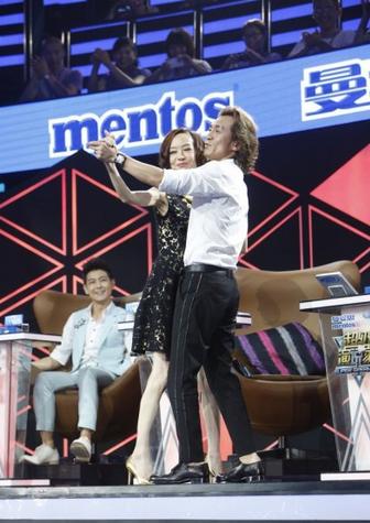 魯豫李詠"曖昧共舞"觀眾高呼"在一起"