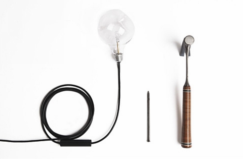 釘在墻上的玻璃燈泡