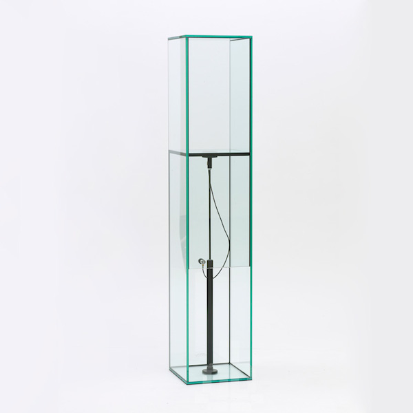 泛著冰冷工藝美的玻璃家具