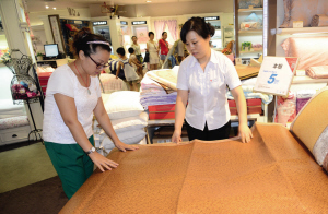 涼席紛紛進入打折季 草席價格高于牛皮席