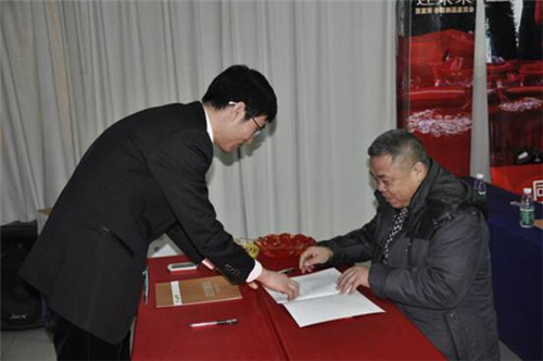 ʥ���R�Ҽ�2015�ж�ӭδ��(l��i)��Ʒ��(hu��)