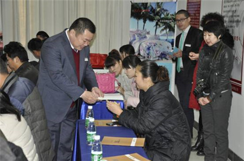 ʥ���R�Ҽ�2015�ж�ӭδ��(l��i)��Ʒ��(hu��)