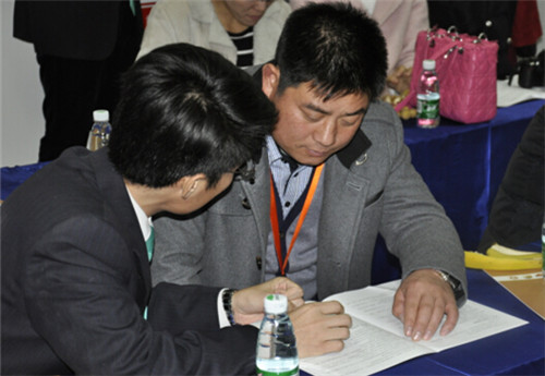 ʥ���R�Ҽ�2015�ж�ӭδ��(l��i)��Ʒ��(hu��)