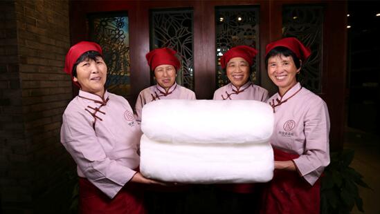 錢皇絲綢獲“2017中國(guó)家紡居家誠(chéng)信品牌獎(jiǎng)“!業(yè)內(nèi)新零售系統(tǒng)賦能尚宮苑蠶絲!