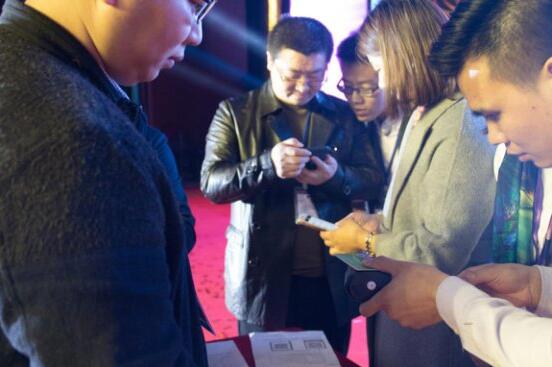 “滲透墨水”解決數(shù)碼印花“露白、翻紗、正反差”三大痛點(diǎn)